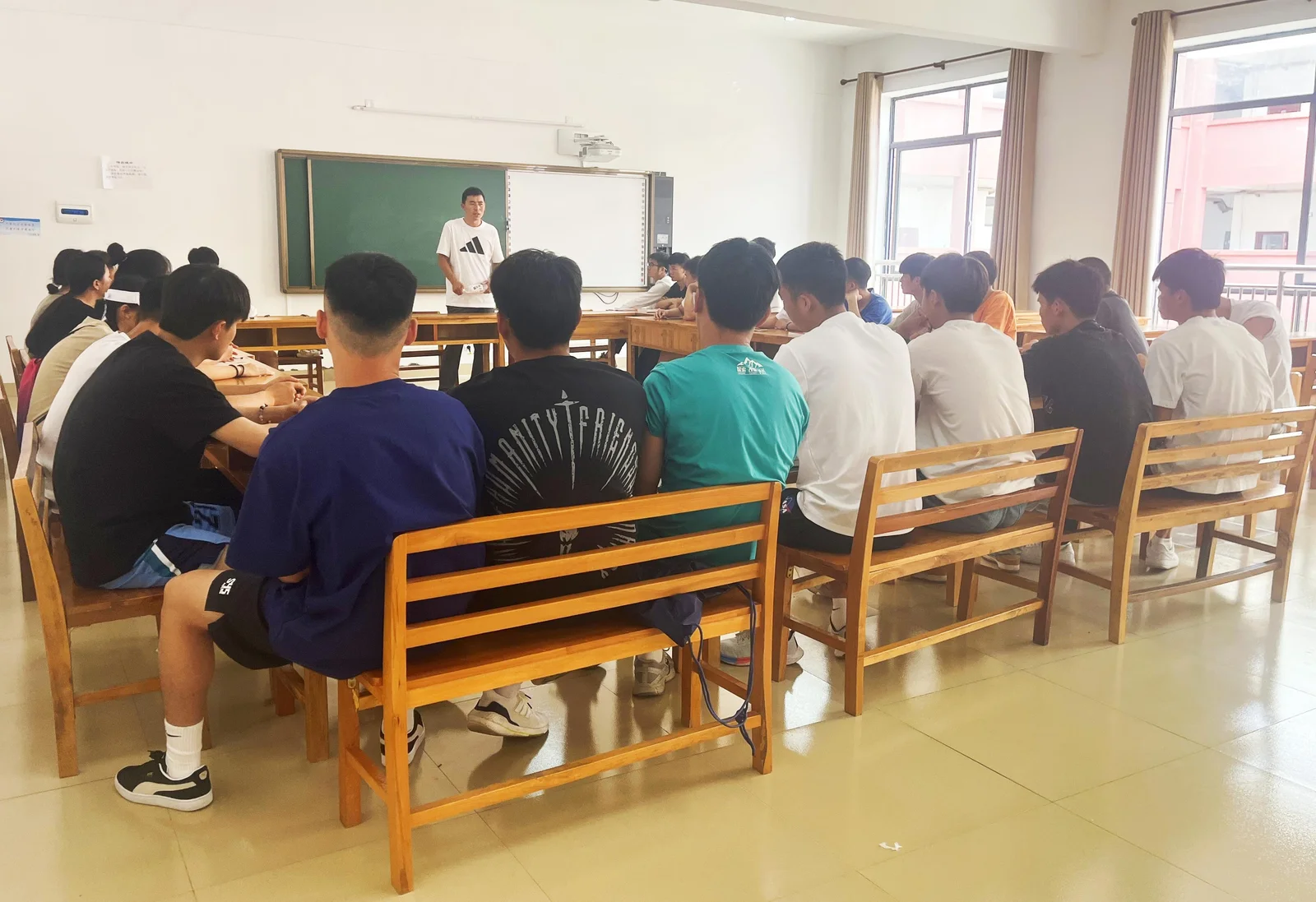 XiaoYouDaoBanJiYuXueShengJiao.max-1600x1